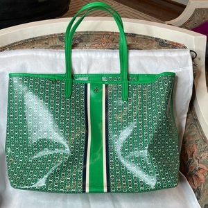 Tory Burch green Gemini link tote with magnetic closure.